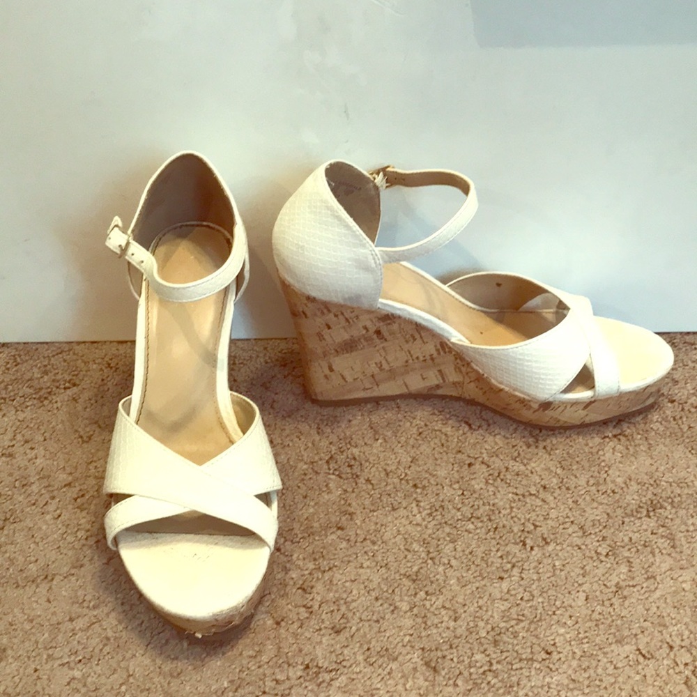 Jacklyn Smith White wedges size 8 extremely comfy
